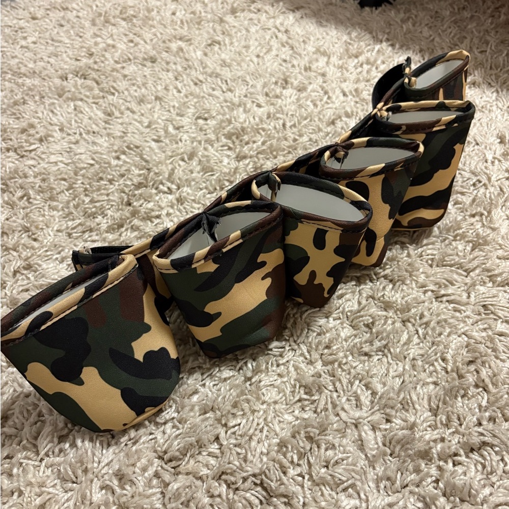 Camouflage Neoprene waist pack, holds 6 pack, NWOT,